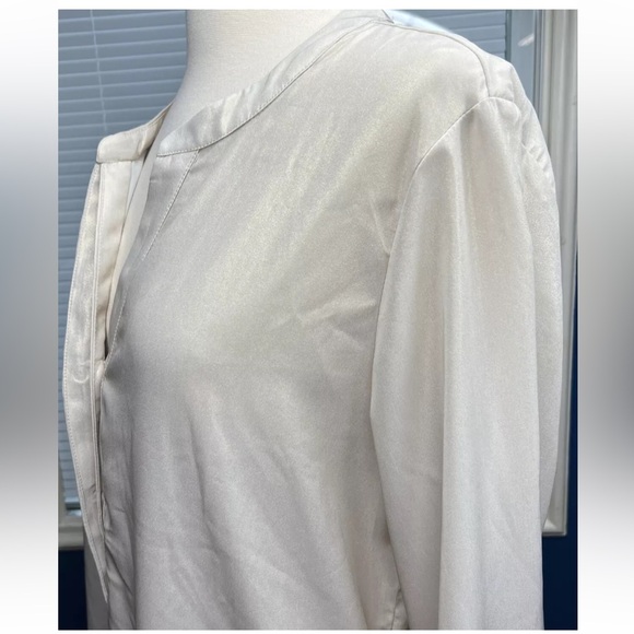 NWT- SLEEK CHIC SAMARA TOP by Chico’s Size 1 3/4 Button Up Dusted Gold LS - Picture 4 of 9